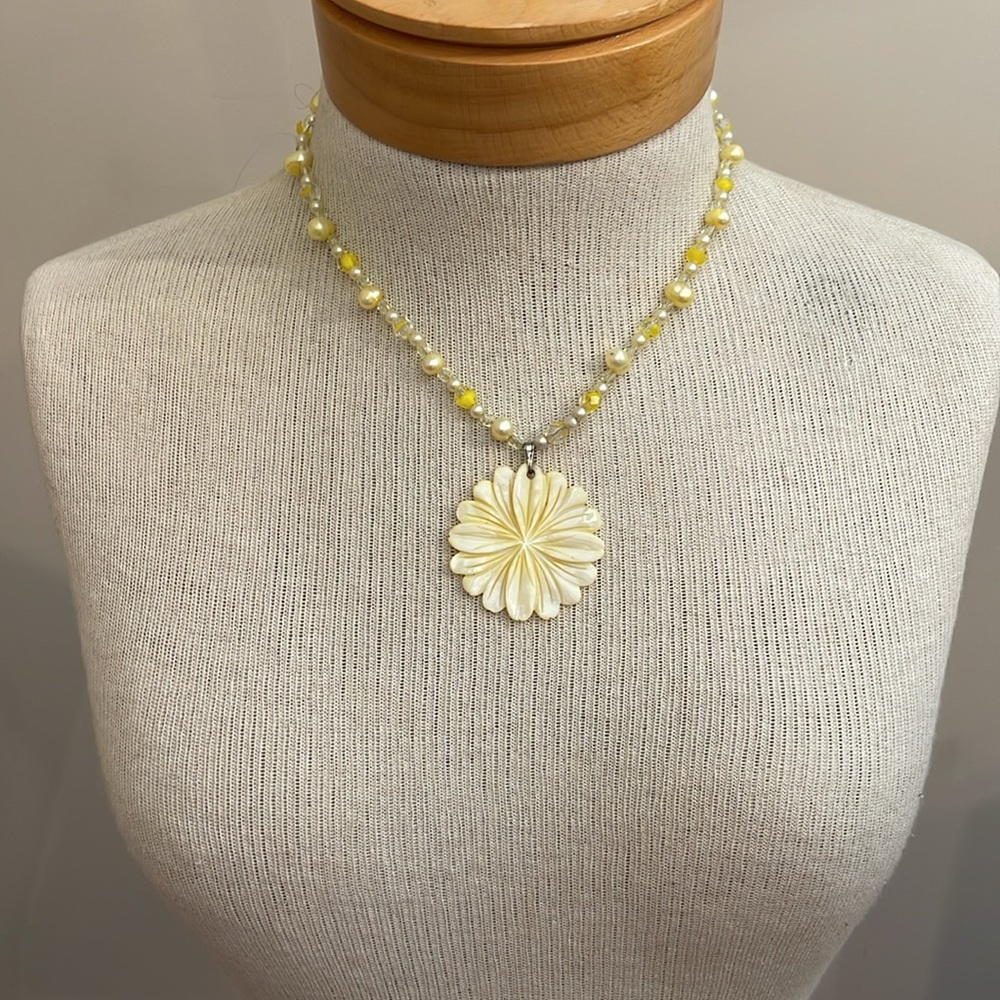 Vintage Yellow Carved Mother of Pearl Flower Pendant & Real Pearl Necklace - Picture 8 of 15